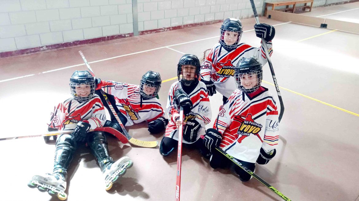 Los jugadores de Hockey de Arroyo entrenan en la pista cubierta de Monasterio. ENA