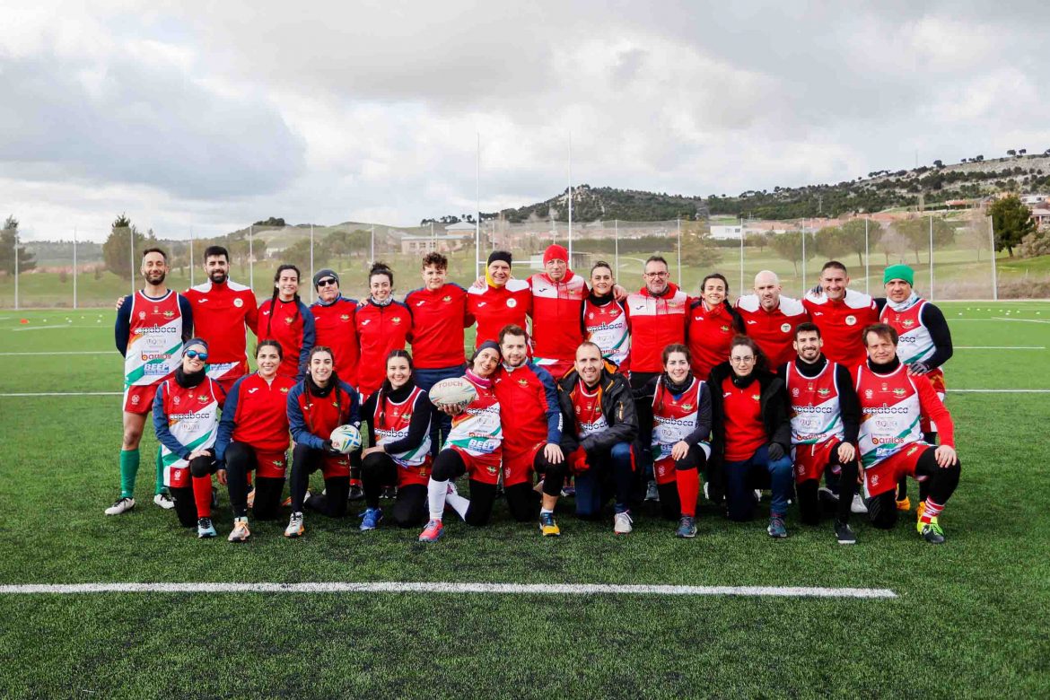 Los jugadores del equipo del Club Arroyo Alligators Touch en los campos de Sotoverde. VÍCTOR BLANCO