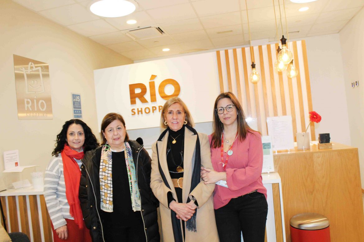 Mª del Mar Sabadell y Coro Simón, en el medio, presidenta y vicepresidenta de la ONG REDMADRE, junto a las responsables de RÍO Shopping. ENA