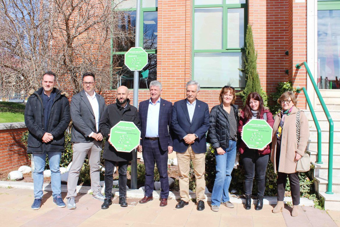 Los responsables municipales y de la AECC posan con la señal verde colocada en la puerta del ayuntamiento. ENA