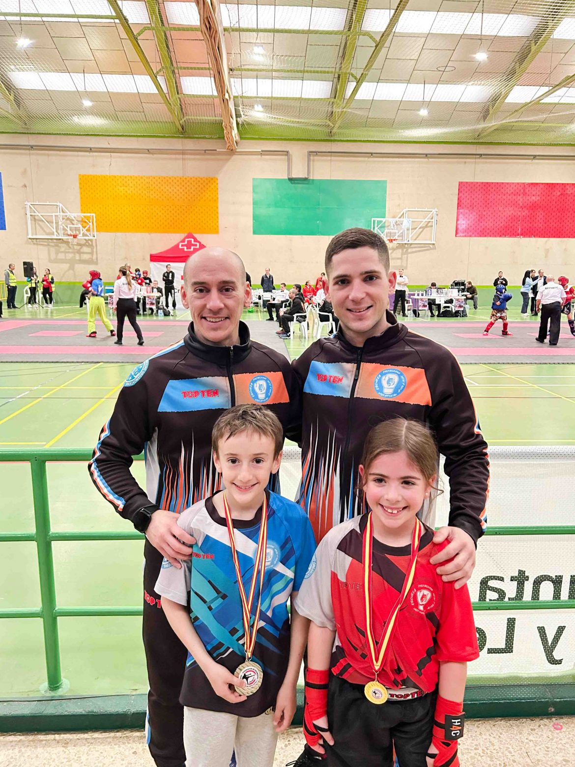 David Corona con la medalla de kickboxing en Medina del Campo