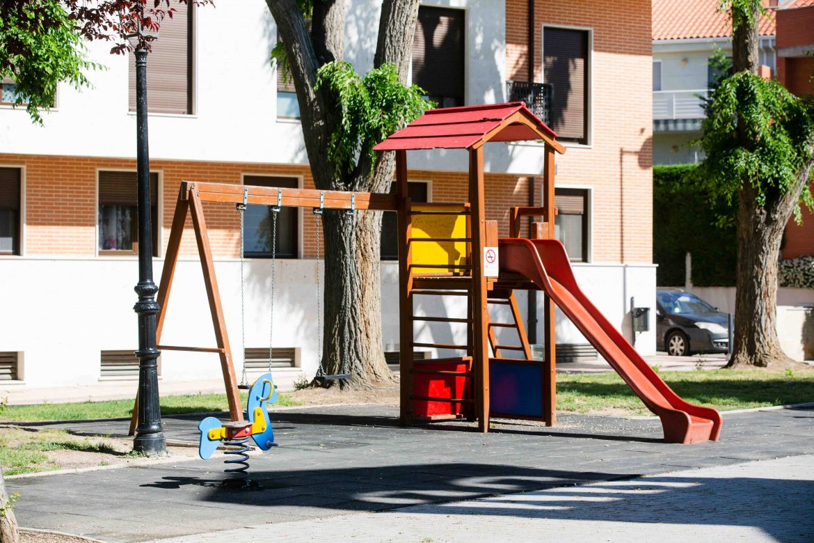 Columpios situados en Arroyo, junto a la iglesia de San Juan. ENA