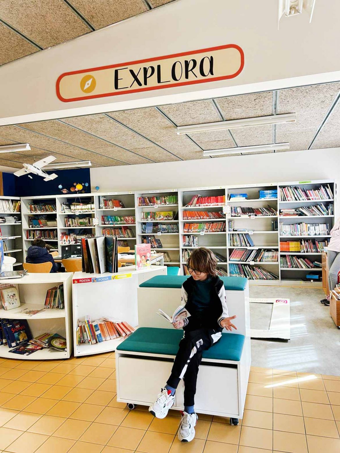 Noel Gasent, en la biblioteca del CEIP Margarita Salas. ENA