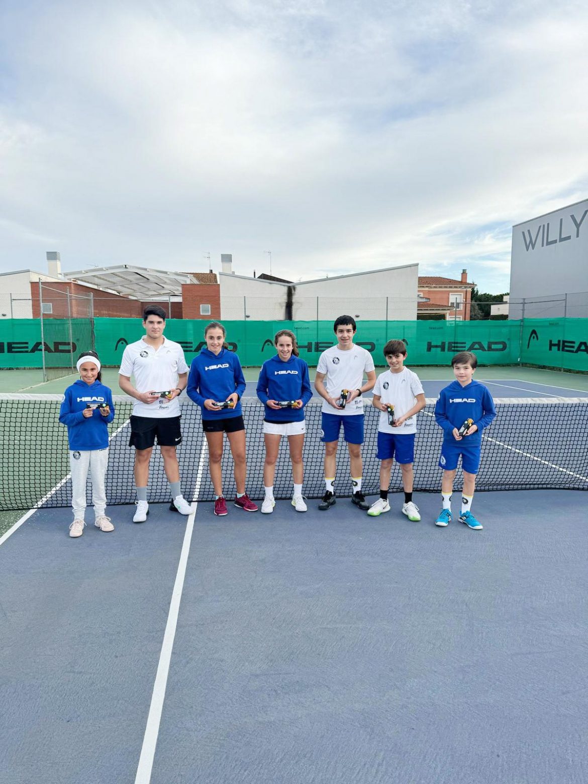 Los finalistas de la Champion Bowl posan en las instalaciones de La Vega (arriba).