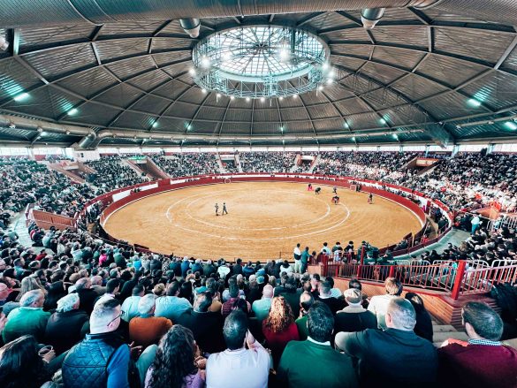 La plaza de toros cubierta de La Flecha con un lleno en las gradas