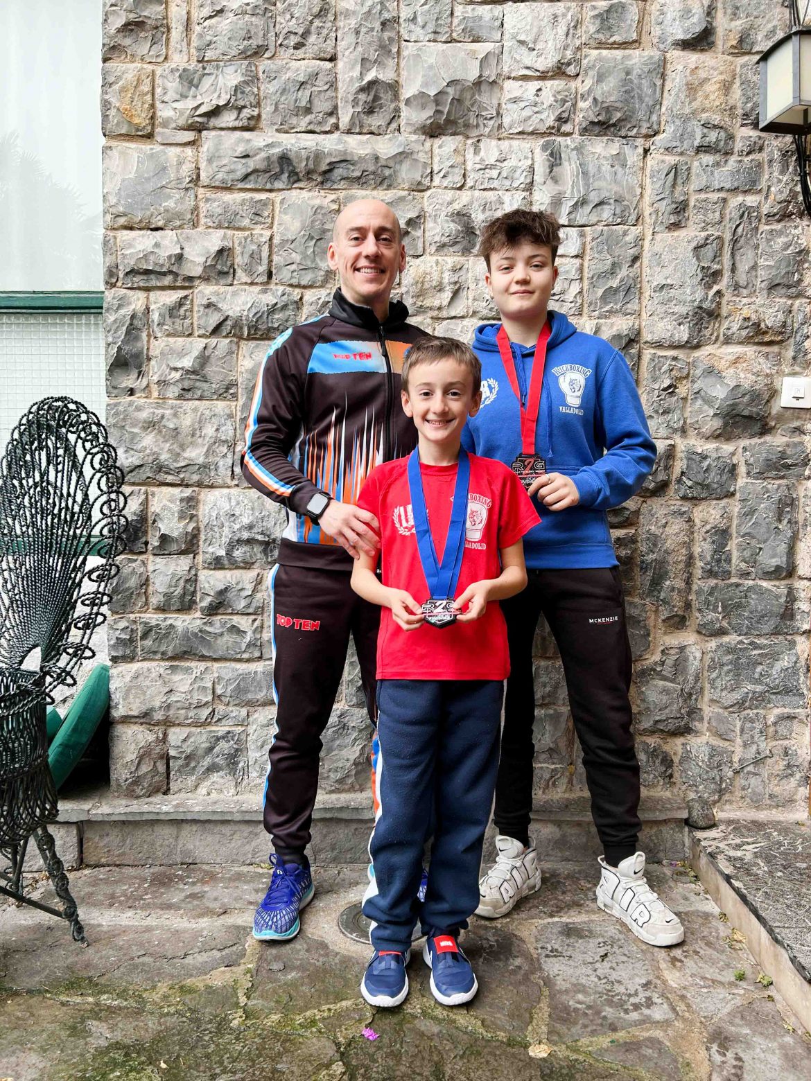 Roberto Corona, Valentina Calvo y David Corona con las medallas. ENA