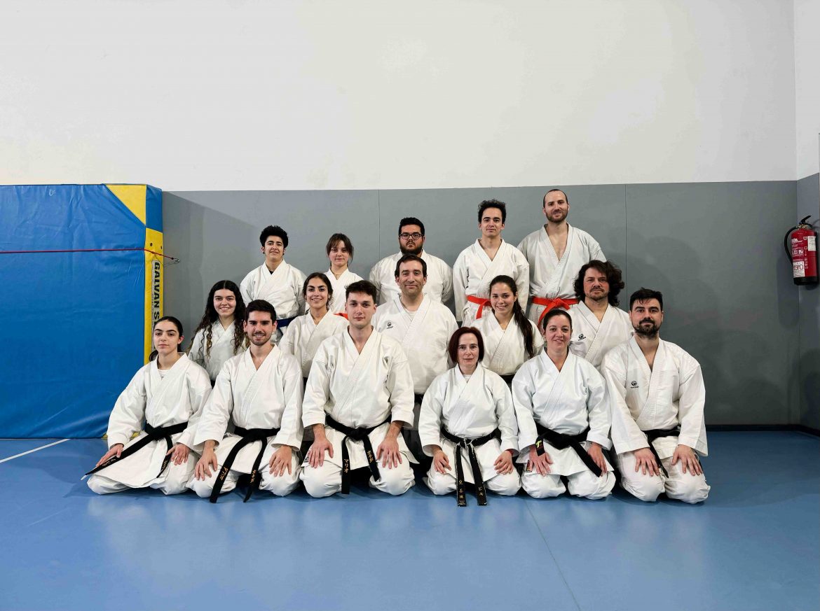 Victoria Calleja, tercera por la izquierda, junto a un grupo de karatecas de Arroyo de la Encomienda. ENA