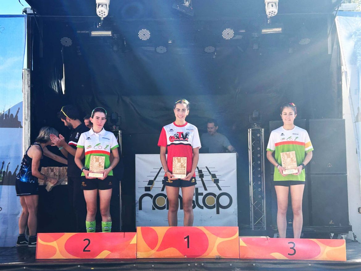 La triatleta arroyana del E-Triatlón Valladolid, en lo más alto del podio en Salamanca. ENA