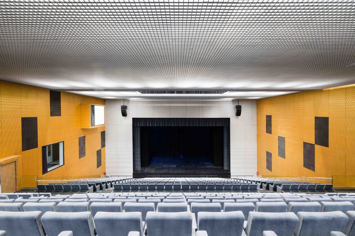Imagen del patio de butacas de la Casa de la Música y el Teatro con el escenario al fondo. ENA