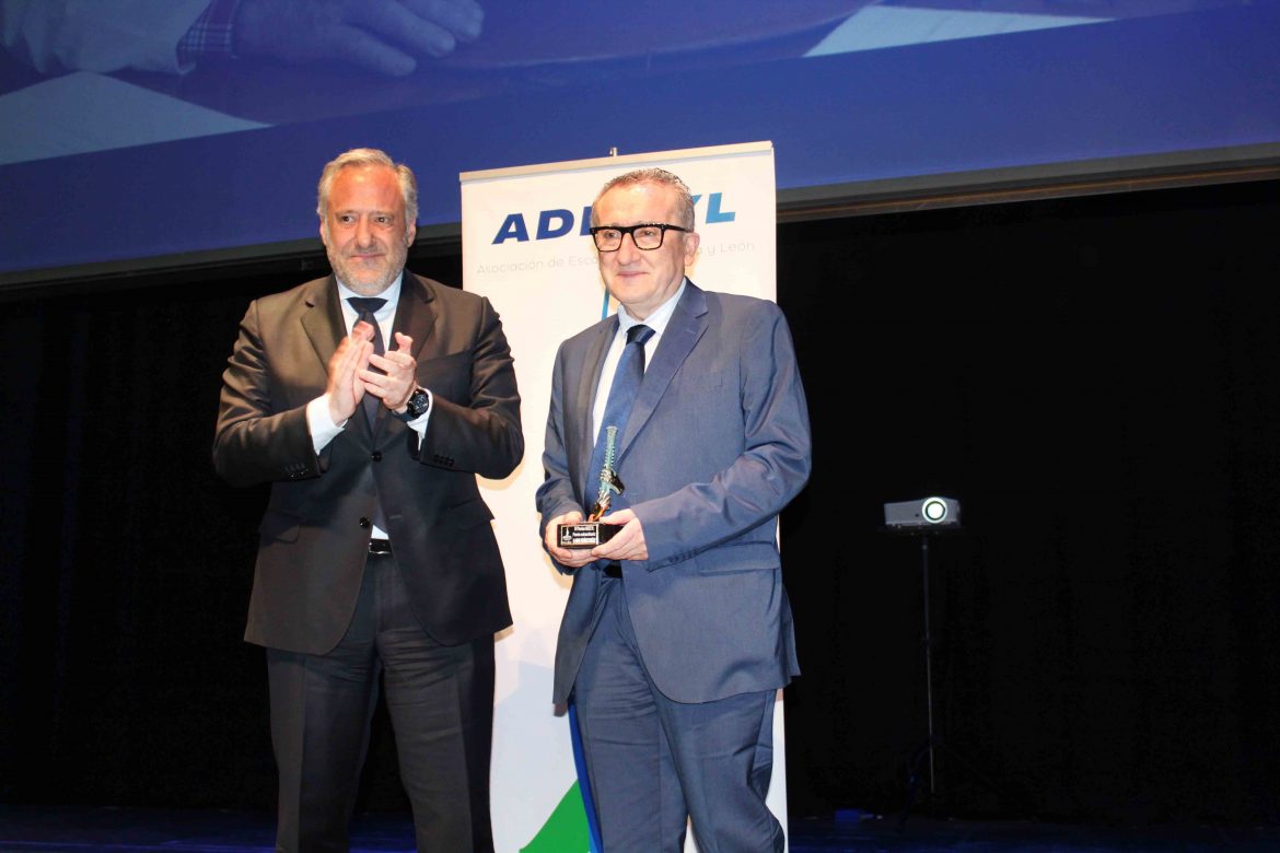 Manuel Fernández, premio extraordinario, con el trofeo, entregado por Pollán. ENA