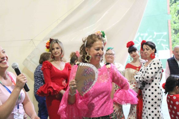 Los trajes de flamenca dan colorido a la Feria de Abril. ENA