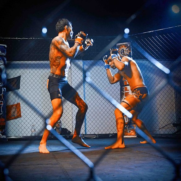 Dos luchadores en una de las típicas jaulas octogonales que acogen los combates de MMA. ENA
