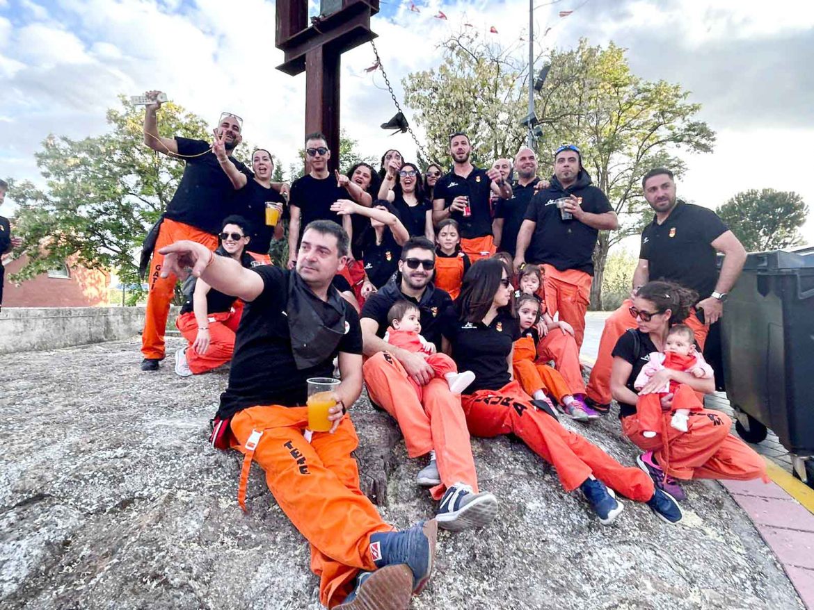 La peña ‘Abierto hasta el Amanecer’ en el peñón con el campanero, en las pasadas fiestas de San Juan. ENA