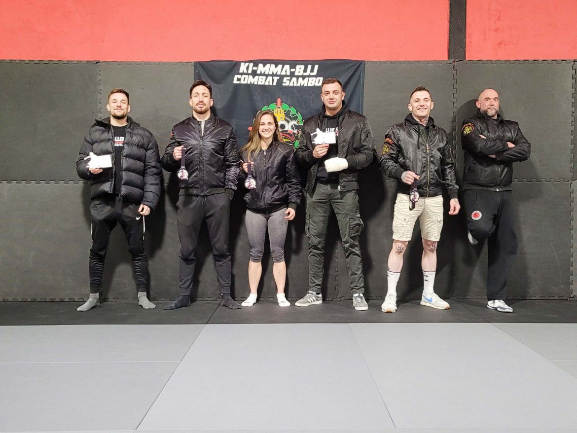 Los luchadores de Arroyo con los trofeos. Formarán parte de la Selección Española para las próximas citas internacionales. ENA