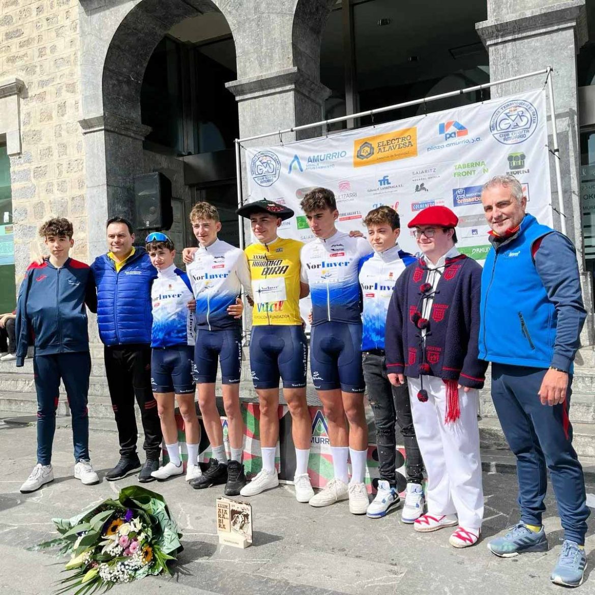 El equipo Norinver al completo, tras concluir la Aiarako Bira. ENA