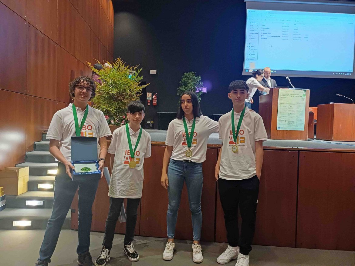 Los autores del proyecto premiado, con la medalla y el trofeo de campeones. ENA