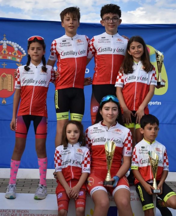 Gisela Herrero, con la copa de campeona, junto a sus compañeros de equipo. ENA
