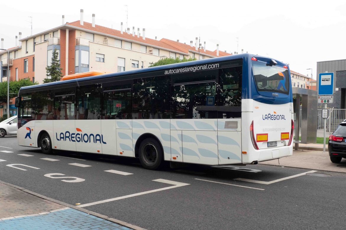 Un autobús en la parada de la plaza de España en La Flecha. ENA