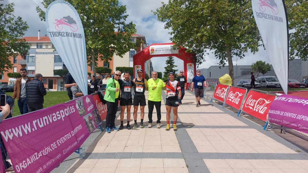 El atleta arroyano, Adrián Martín, segundo, junto al campeón Diego Victorino. ENA