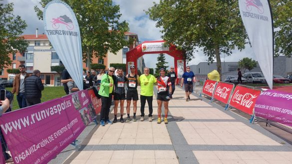 El atleta arroyano, Adrián Martín, segundo, junto al campeón Diego Victorino. ENA