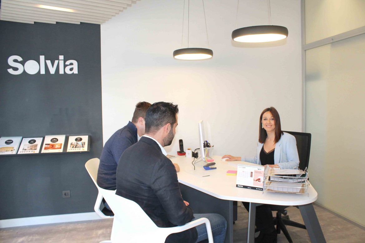 Nerea Jara en la oficina de Solvia en La Flecha