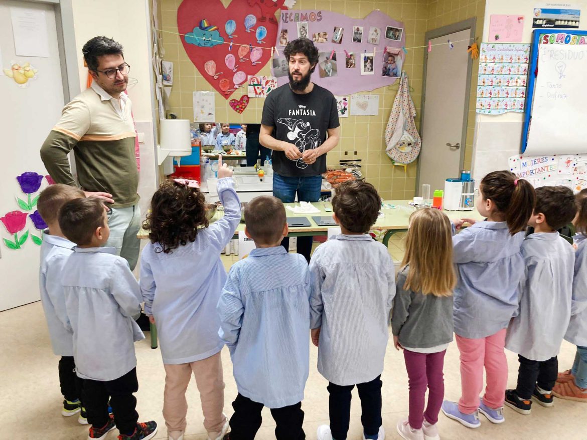 Los alumnos escuchan atentamente a los investigadores de la UVa. ENA