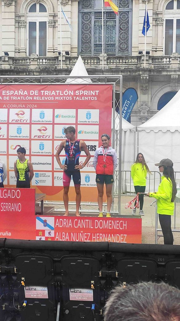 La triatleta, Alba Núñez, en el podio en La Coruña. ENA