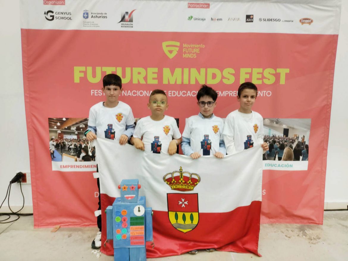 Los alumnos creadores del proyecto ‘Williams’ con la bandera de Arroyo. ENA