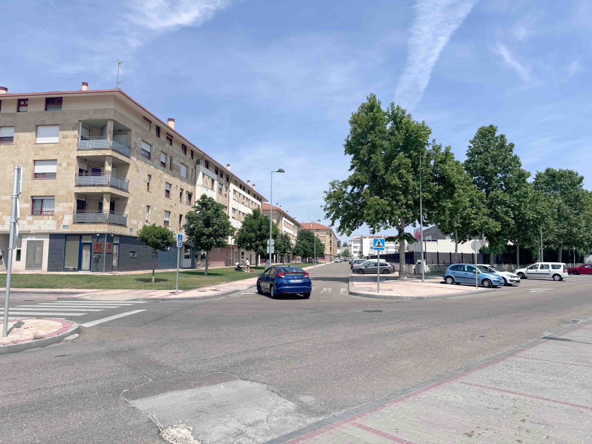 Intersección de la calle Federación de Fútbol con Pedro de Valdivia donde se colocará una isleta. ENA