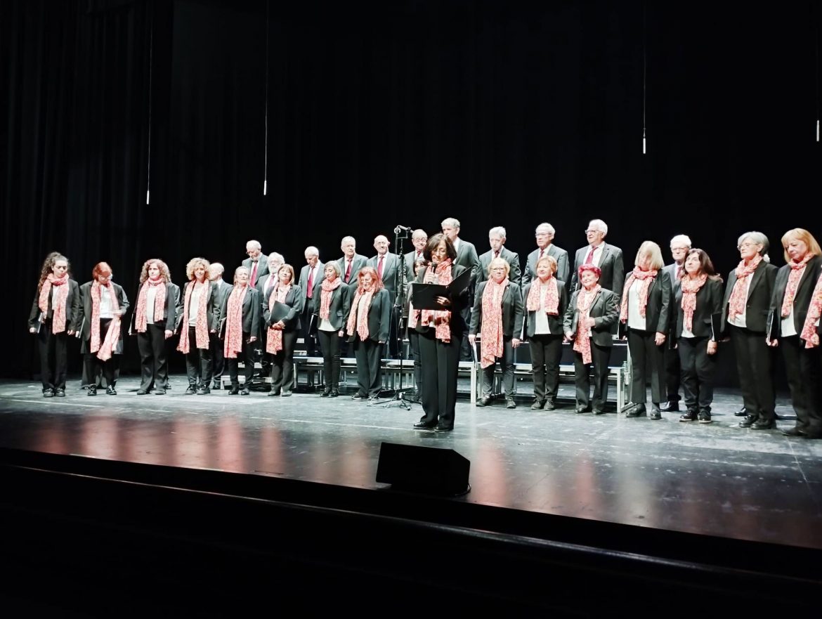 Un momento de la actuación de la Coral Tambara. ENA