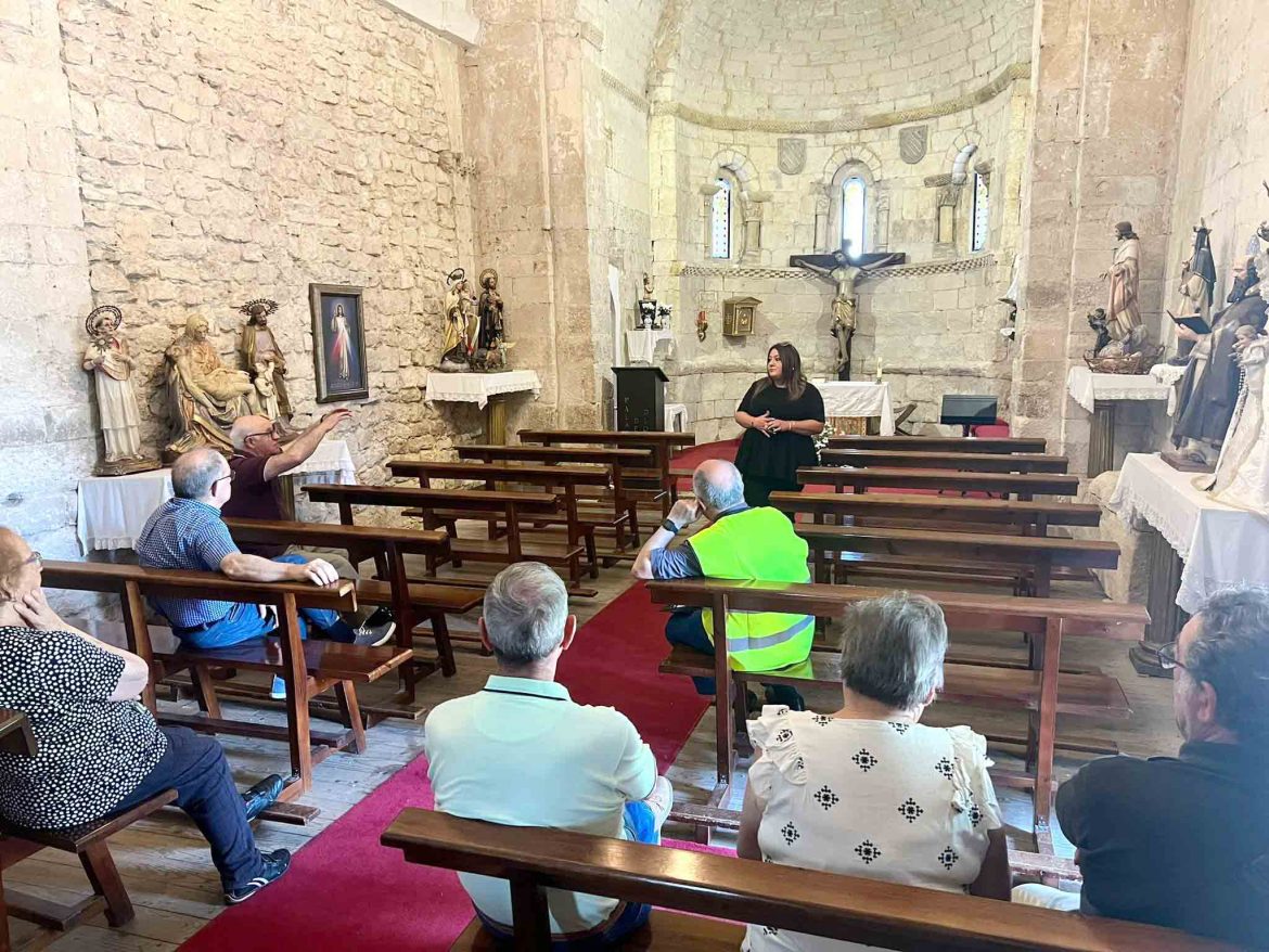 La concejal Ana Sánchez expone a los vecinos los detalles de la posible romería en el interior de la iglesia de Arroyo. ENA