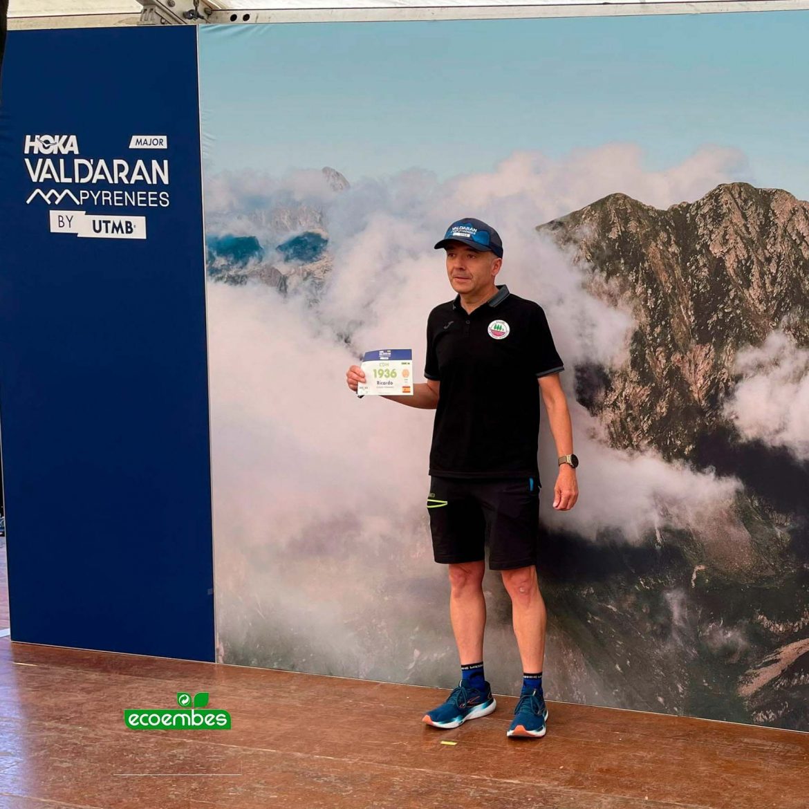 Ricardo Rodrigo con el dorsal de Los Caminos de Hierro. ENA