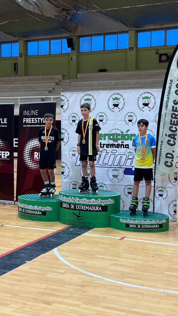 Javier Sánchez, en lo más alto del podio en Cáceres. Federación de Patinaje de Castilla y León