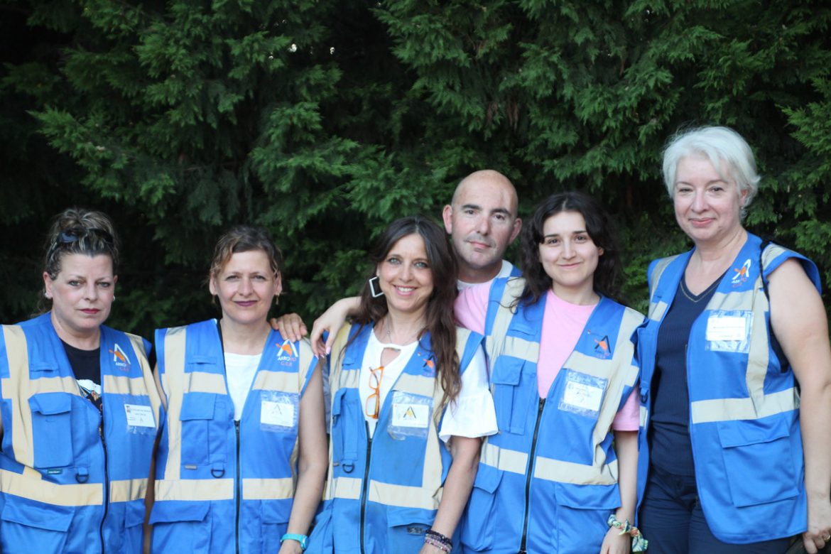 Una parte de los voluntarios que se ocupan de mantener las colonias de gatos limpias y saludables. A. R.