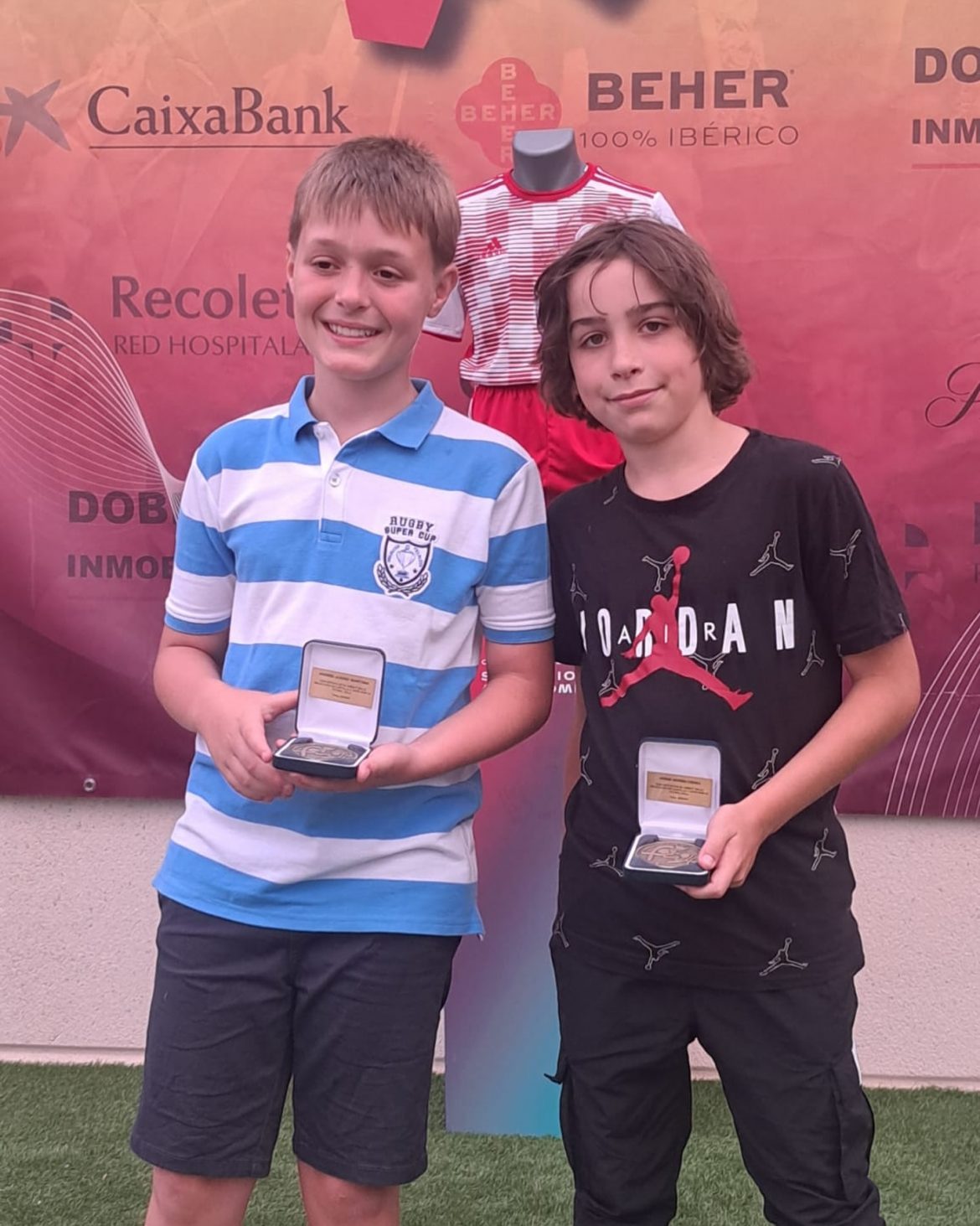Jorge Morán y Andrés Juárez, con la medalla de debutantes. ENA