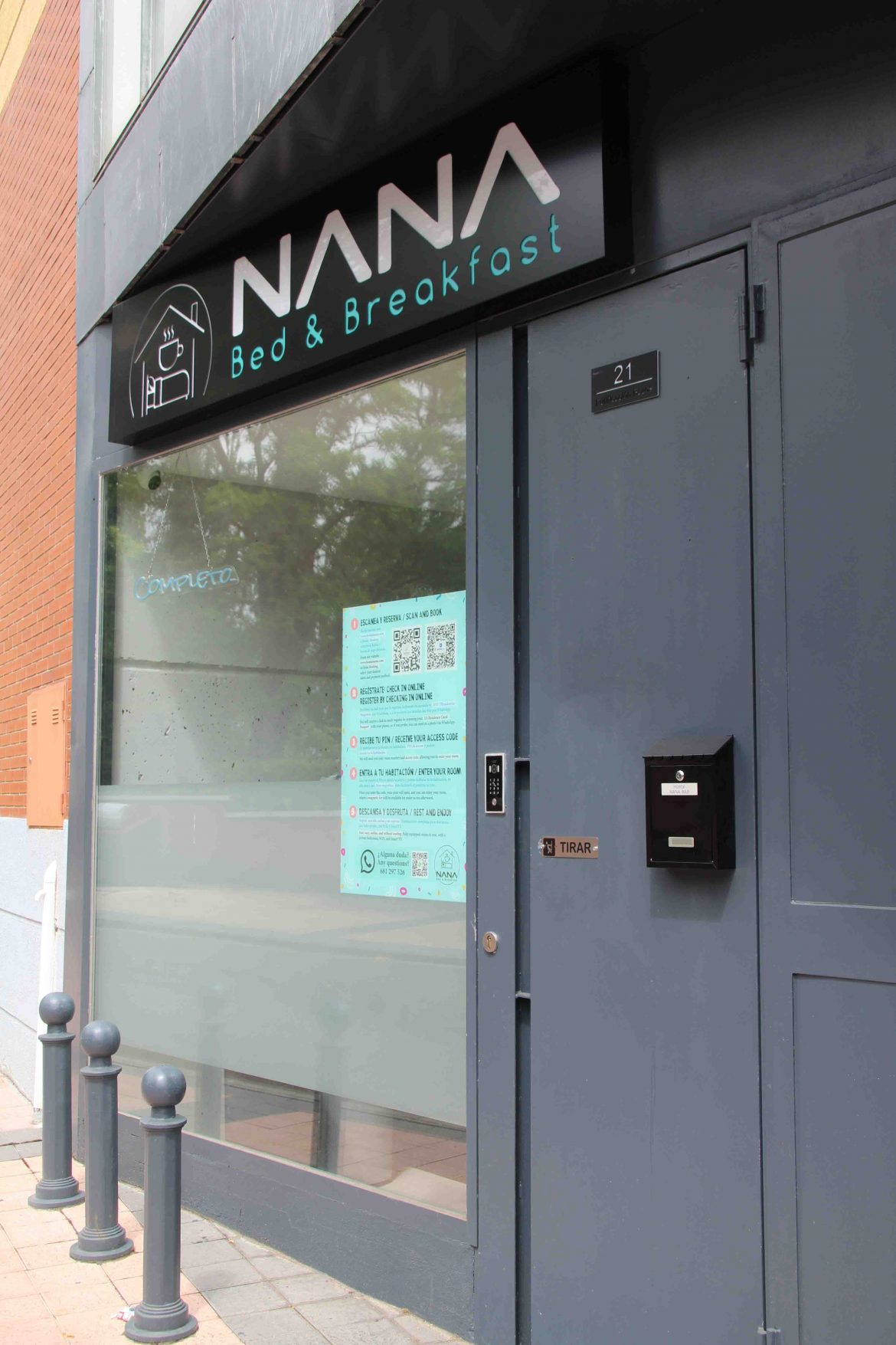 Fachada del hostal Nana en la calle Purificación Bezos. ÁLVARO REDONDO