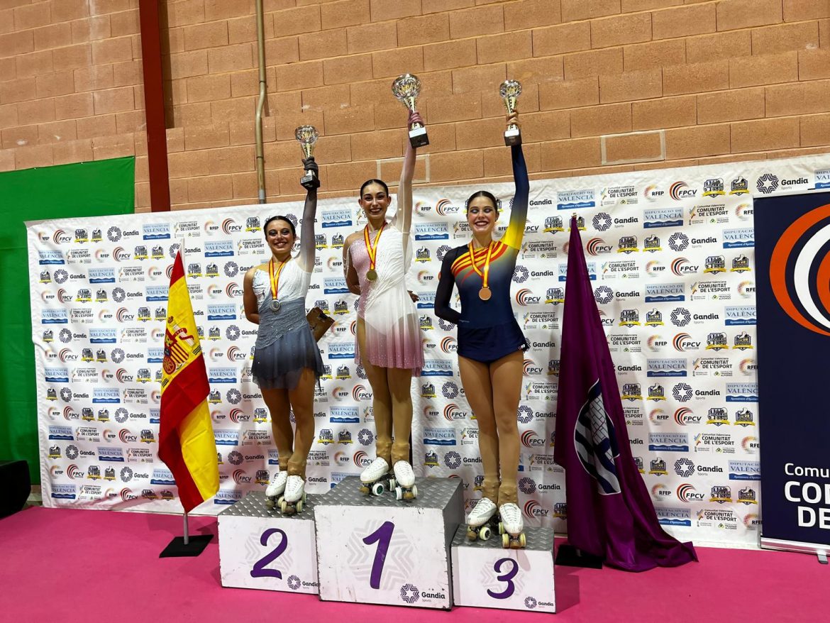 Lidia Mateo, en el podio con la medalla de plata. ENA