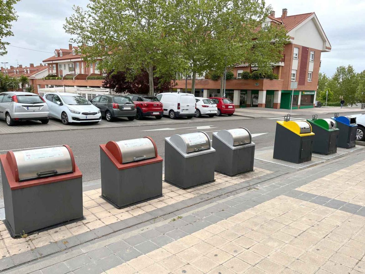 Isla de contenedores en la Plaza de España. ENA