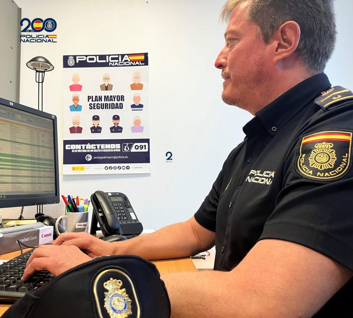 Un Policía nacional en la comisaría. ENA