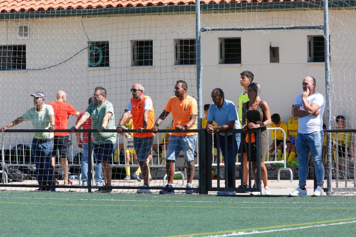 Público en el campo de futbol de La Vega durante un torneo.