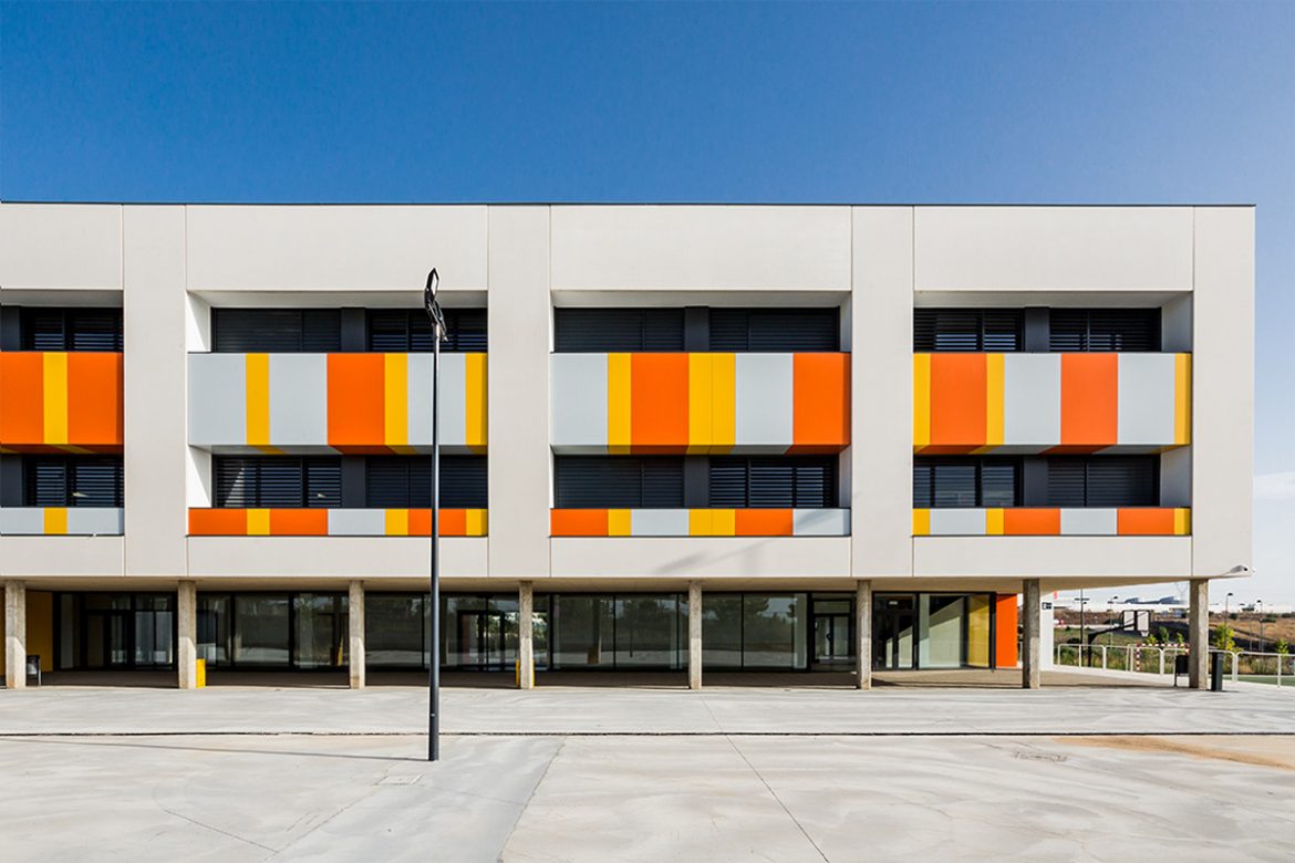 Edificio que alberga el IESO de Arroyo en la avenida de Aranzana. ENA