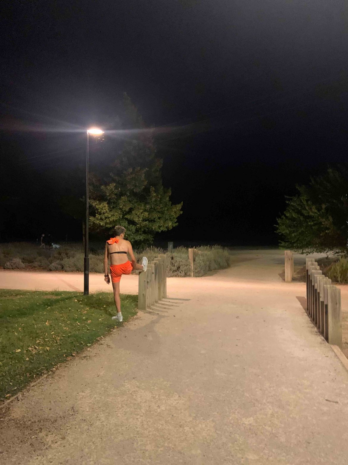 Los corredores aprovechan para correr de noche, cuando bajan las temperaturas. ENA