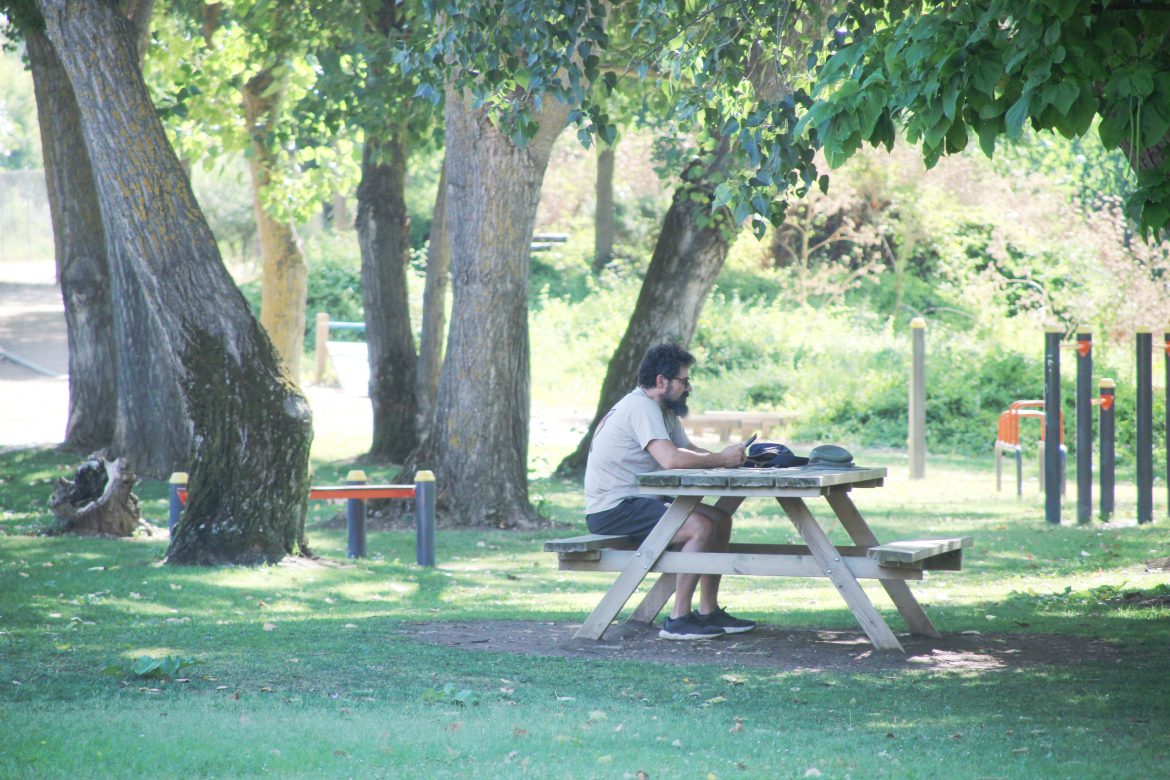 Con el calor extremo los ciudadanos buscan las zonas de sombras que ofrecen las choperas junto al río, en el parque de la ribera. ENA