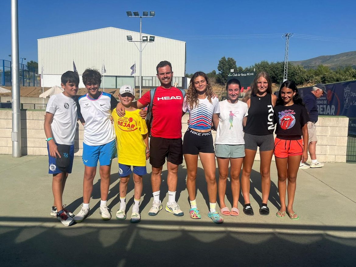 Miguel Trigo junto a los siete jugadores participantes del Open Ciudad de Béjar. ENA