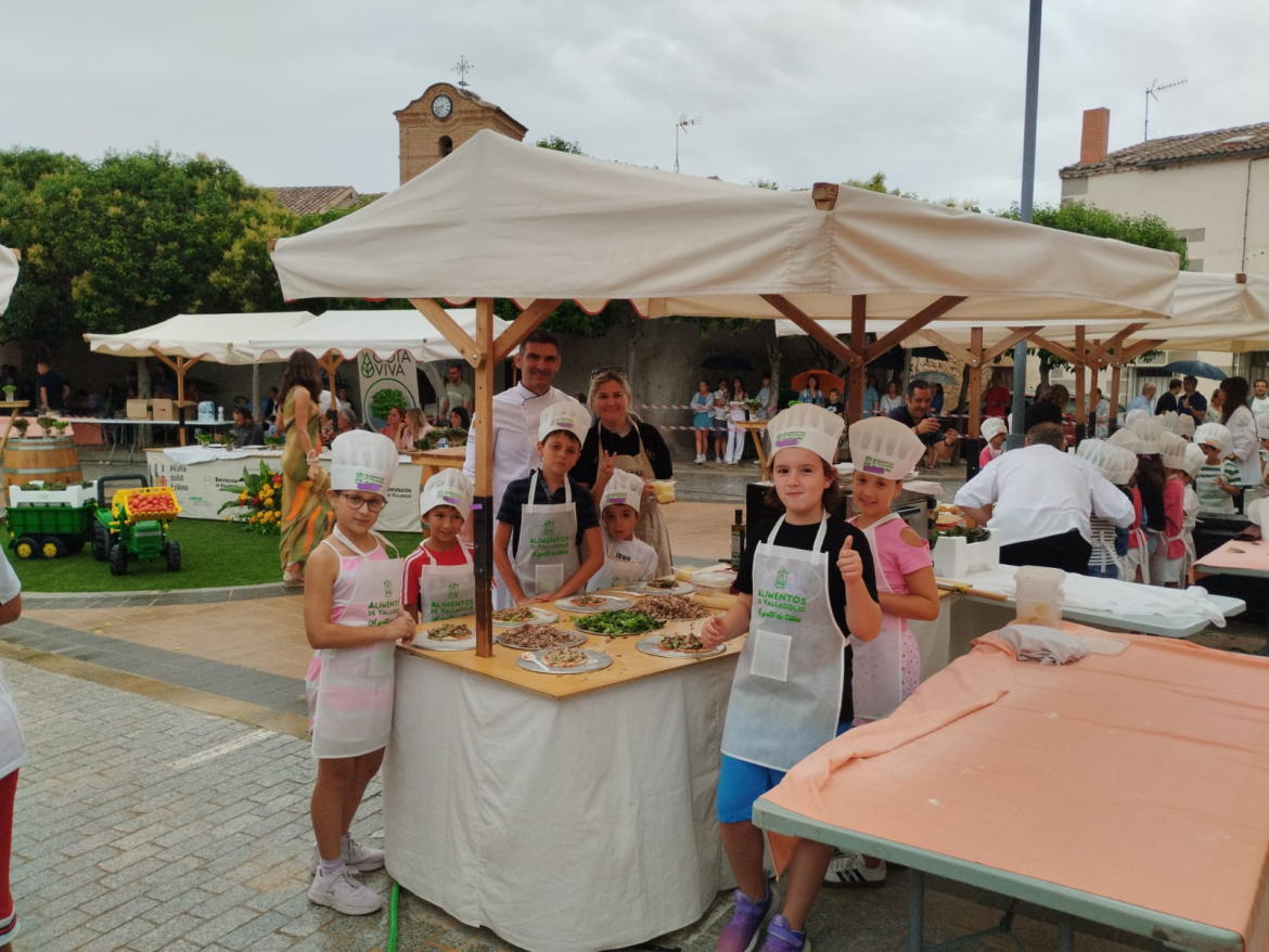 Los pequeños minichefs en el momento de presentar sus creaciones al jurado. ENA