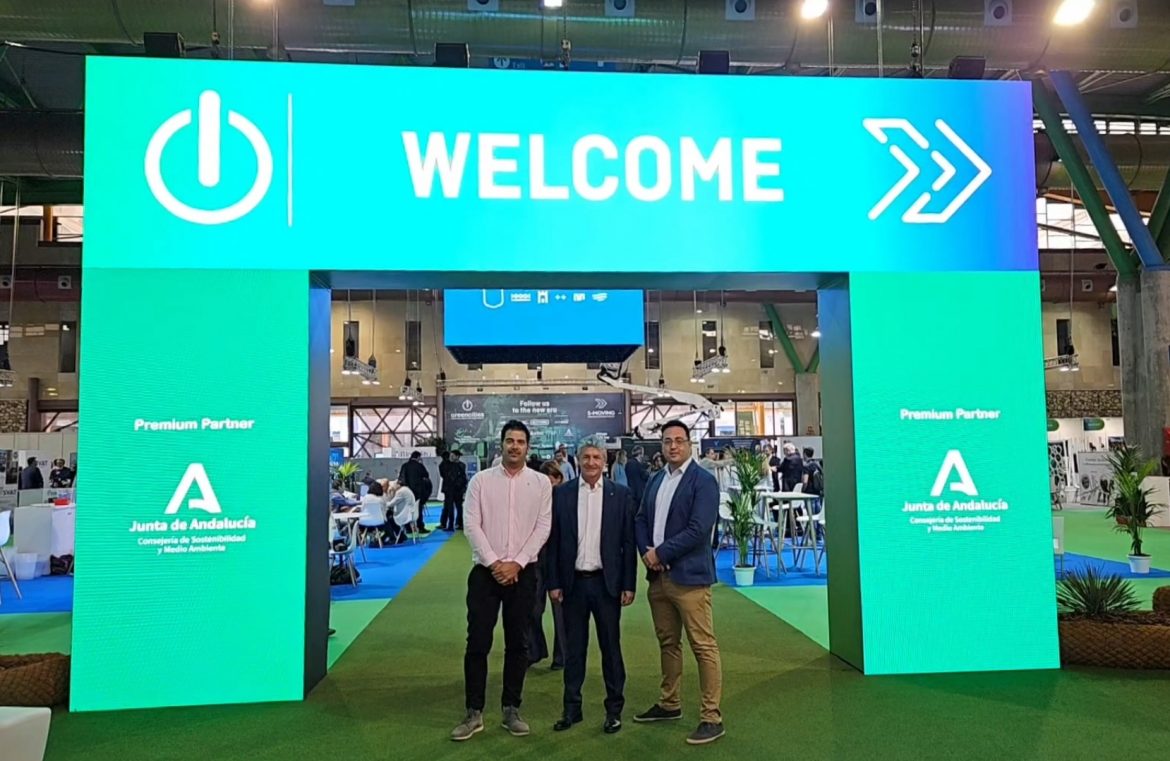 La delegación arroyana, con el alcalde a la cabeza, en Málaga. ENA