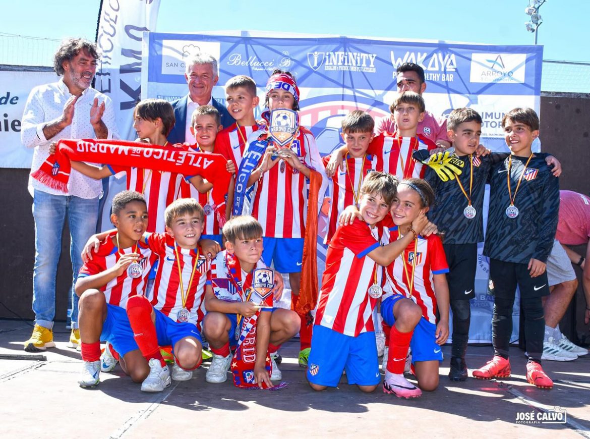 El equipo Benjamín del Atlético de Madrid con el trofeo de campeón de la Arroyo Cup. JOSÉ CALVO
