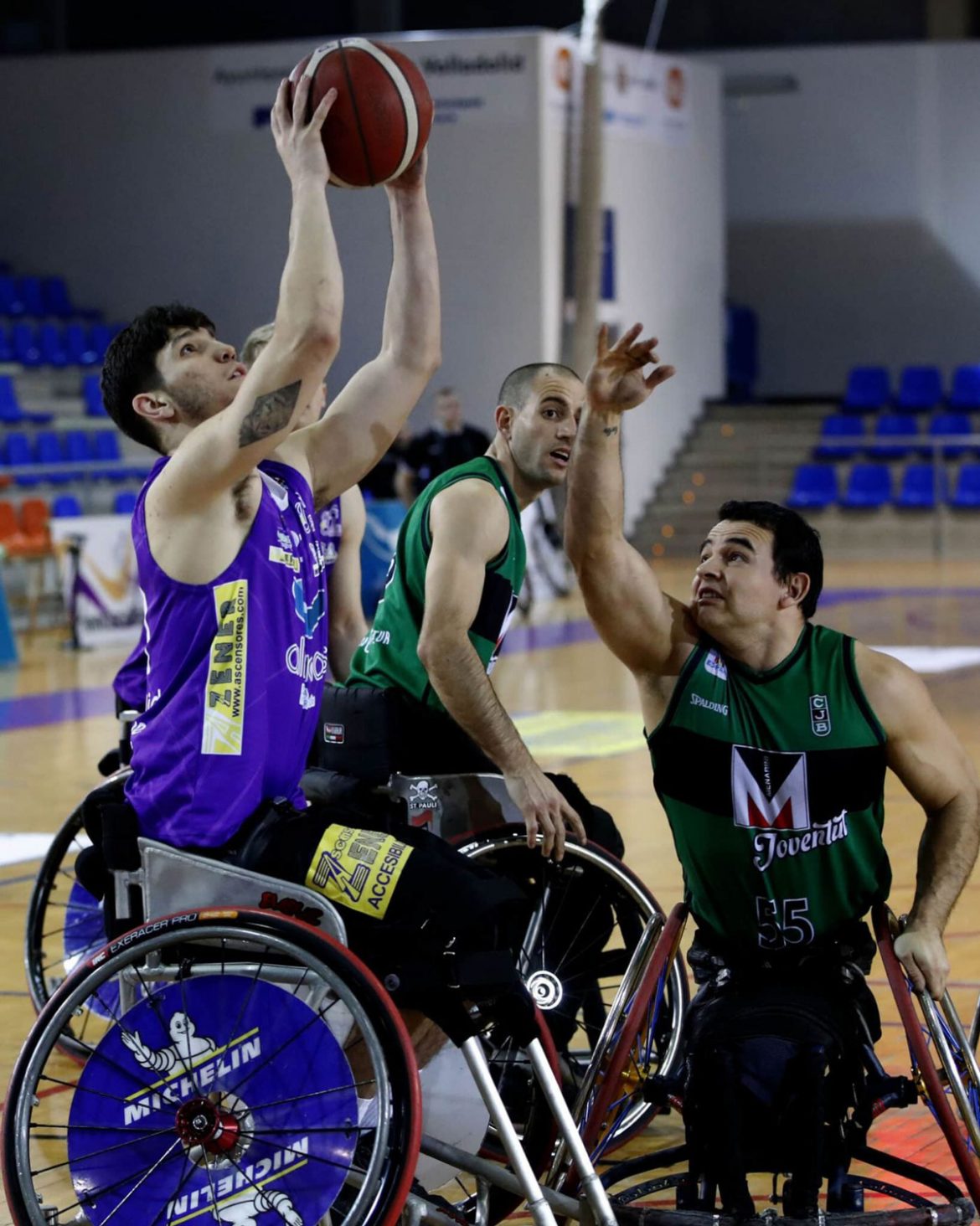 Un jugador de BSR se dispone a tirar a canasta durante un encuentro. ENA