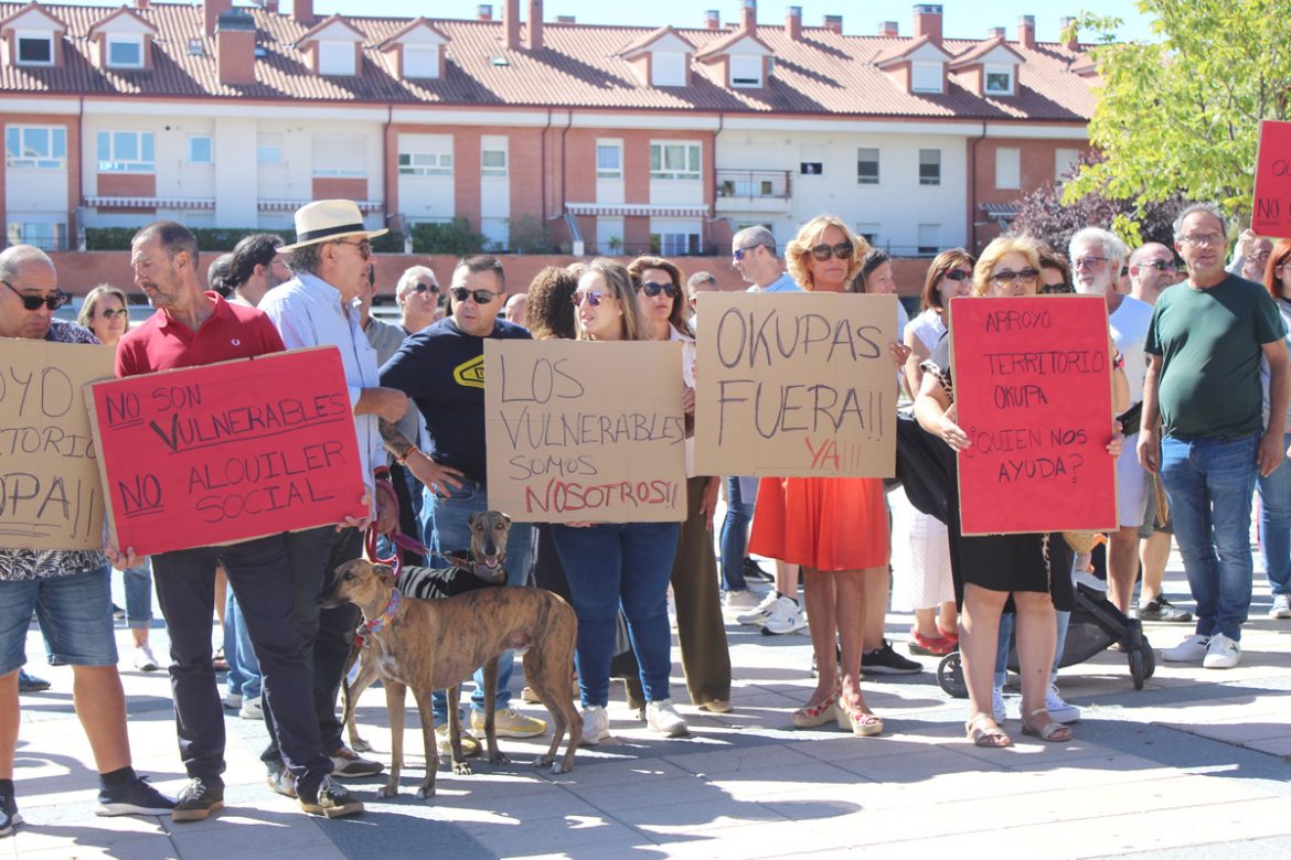 Afectados y vecinos se han manifestado en la plaza de España para denunciar los problemas de convivencia que sufren. ENA