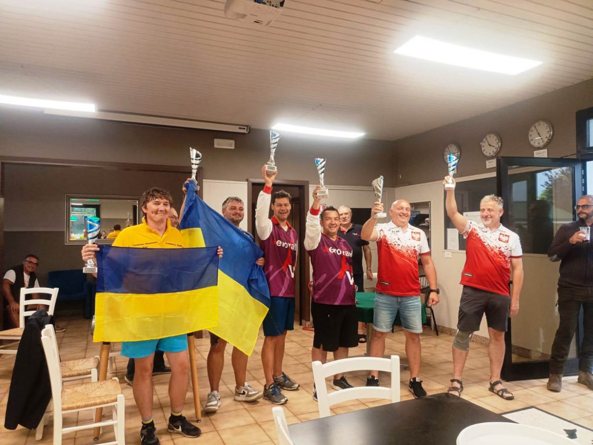 El equipo español Alonso-Iglesias celebra la victoria conseguida en una condiciones climatológicas muy adversas. ENA